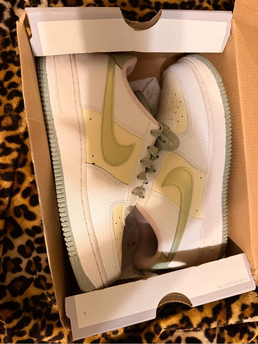 Nike Kids Low-Top Sneakers in Pale Green and Cream